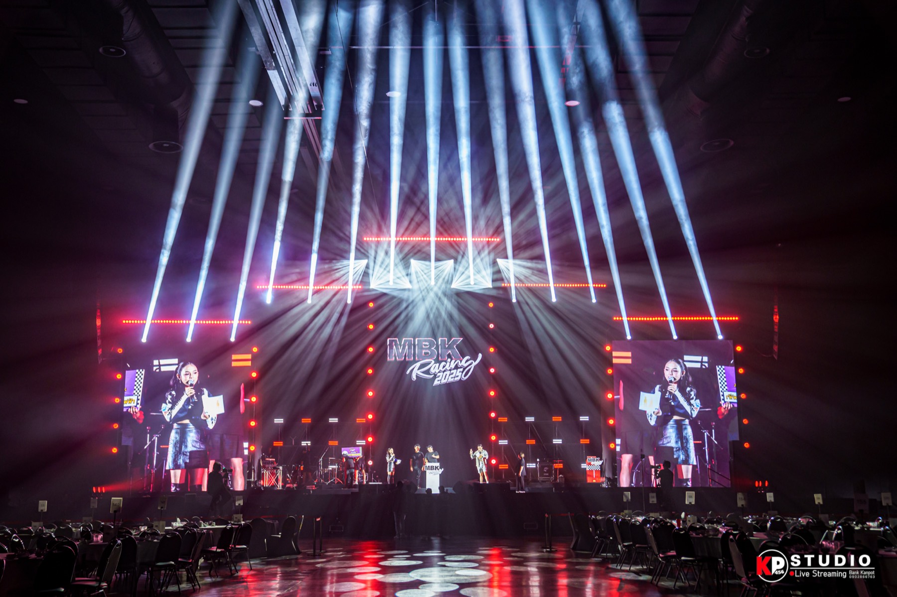 ลำแสงไฟเวทีเหนือเวทีคอนเสิร์ตในร่ม